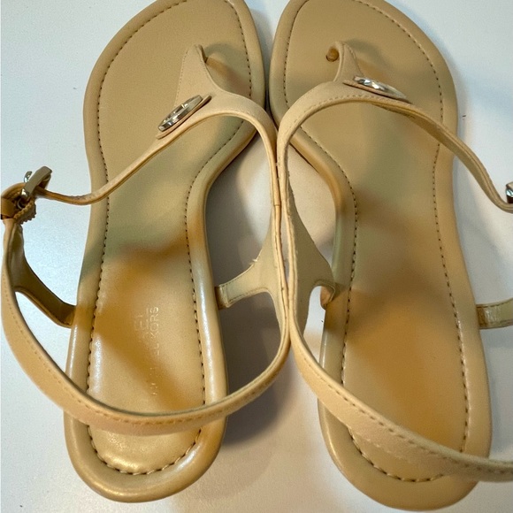 ⬇️MICHAEL Michael Kors Nude/Tan T-Strap Thong Wedge Heel Sandals Women’s Size 9M - Picture 5 of 10